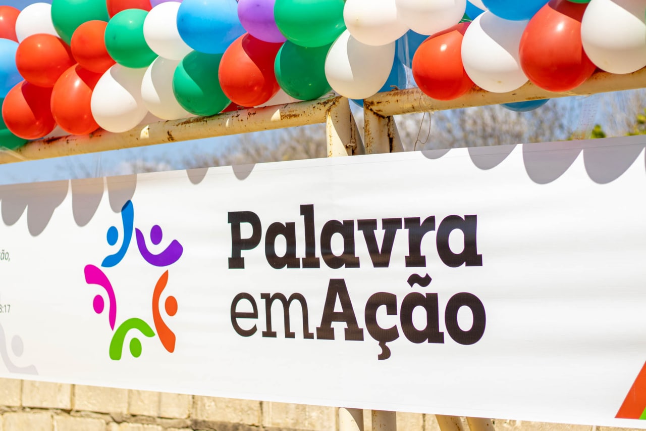 Ação social da ONG Palavra em Ação com voluntários e famílias